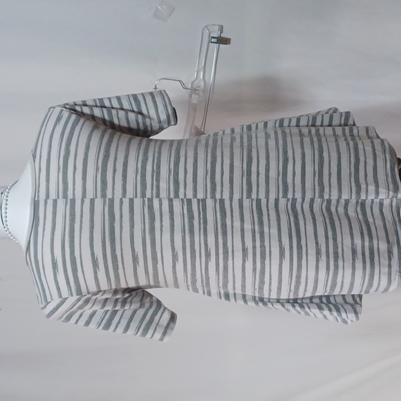 LULAROE WOMENS TOP SIZE M IN A BEAUTIFUL gray and white striped design - Picture 6 of 8